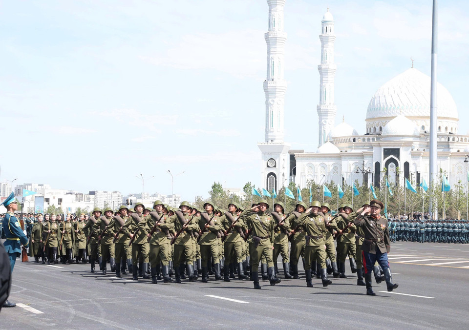 Kazakhstani armed forces at the march. (Photo: VNA)