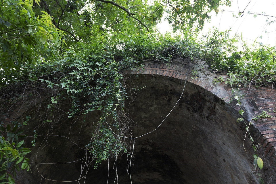 The western gate is relatively well-preserved, with a vaulted design made from several layers of Bat bricks. (Photo: VNA)
