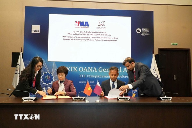 Signing ceremony of a Memorandum of Understanding on cooperation and exchange between VNA and Qatar News Agency - QNA. (Photo: VNA)