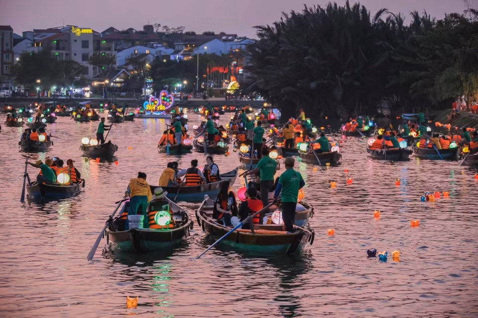 Boats bustling along the Hoai River take visitors on scenic tours of Hoi An Ancient Town. (Photo: VNA)