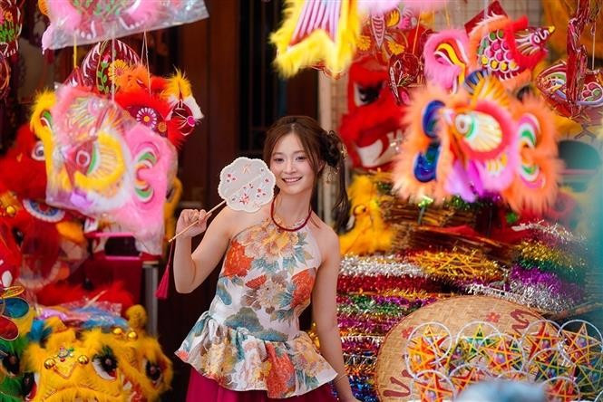 Time Out (UK) lists Hanoi as an ideal autumn destination, where visitors can enjoy the crisp air and the sparkling Mid-Autumn Festival atmosphere in the Old Quarter. (Photo: VNA)