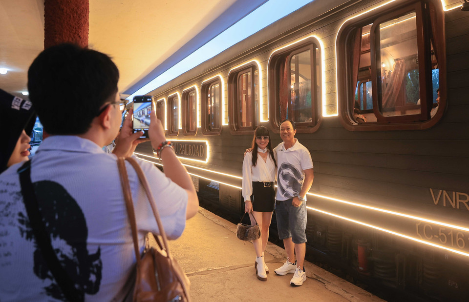 Tourists capturing memories before their journey. (Photo: VNA)
