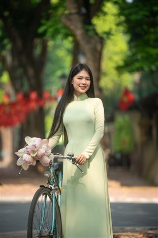 Autumn is also when Hanoian women often wear the ao dai. The harmony between the graceful dress and the autumn air creates a beauty unique to Hanoi. (Photo: VNA)