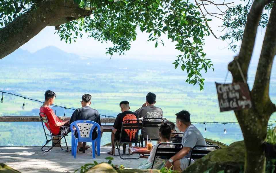 Visitors admiring the majestic panorama of the Seven Mountains region at Thac Suoi Tien Homestay (Nui Cam commune, An Giang province). (Photo: VNA)