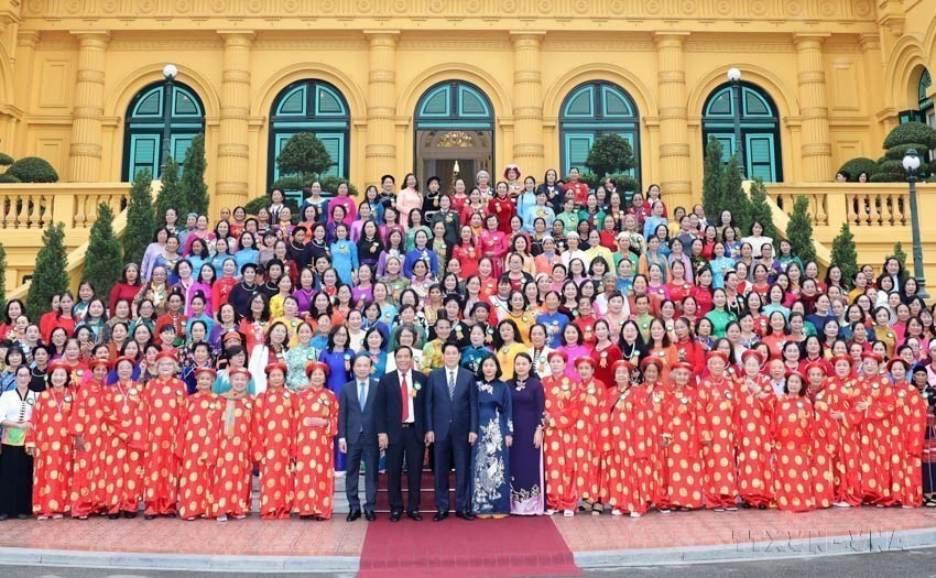 State President Luong Cuong meets a delegation of exemplary elderly women representing over 9 million older women nationwide in the movement for building cultural, prosperous, and happy families, organised by the Vietnam Association of the Elderly and the Vietnam Women’s Union (December 6, 2024). (Photo: VNA)