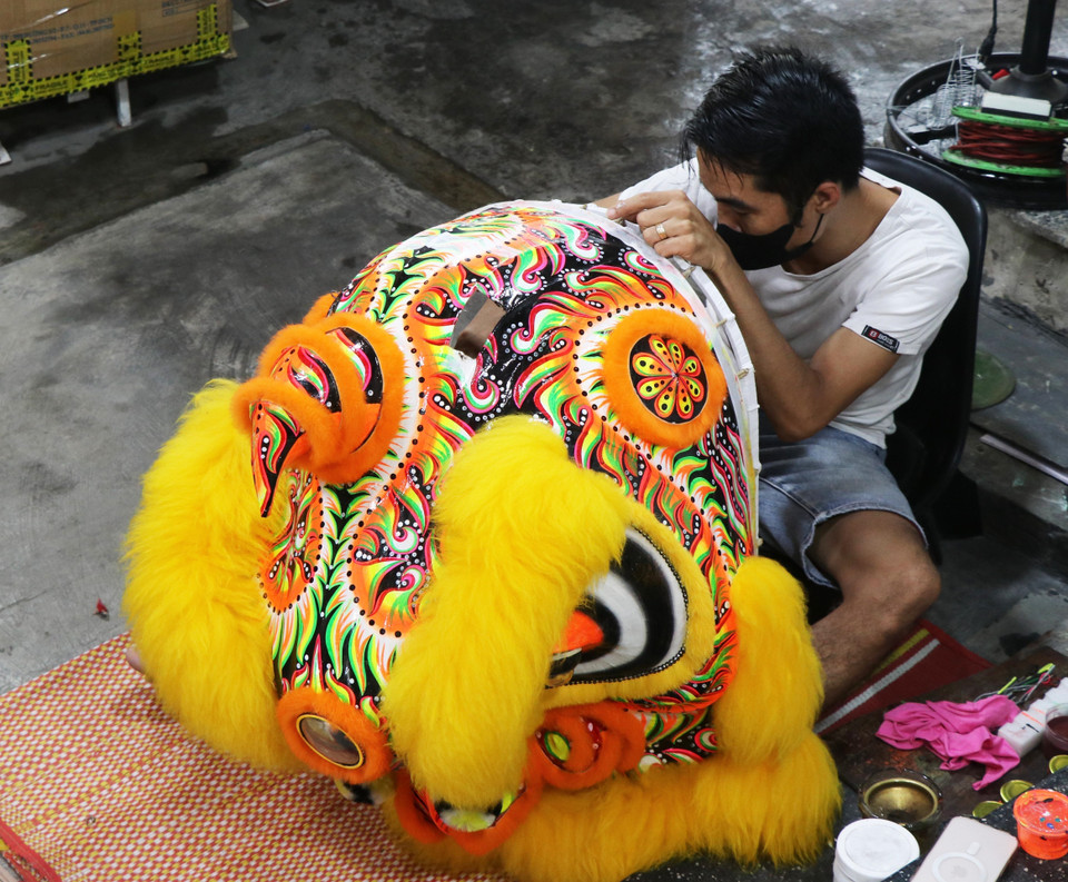 Mr. Truong Nhu Rem (Tran Hung Dao Street, Phu Xuan ward, Hue city) completing a large-size lion head. (Photo: VNA)