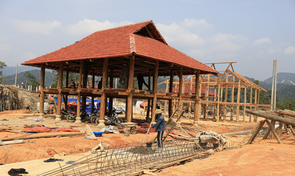 Many stilt houses have been built or under construction in Muong Pon 2 village. (Photo: VNA)