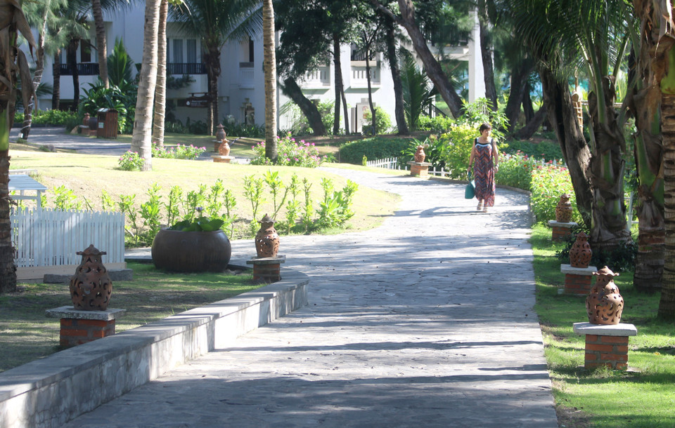 Pathways at Muine Bay Resort, Mui Ne ward, Lam Dong province, are decorated with Cham pottery. (Photo: VNA)