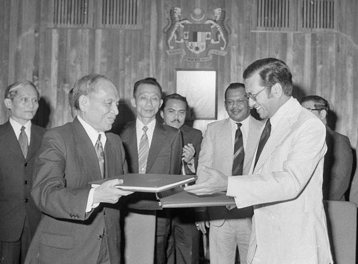 Diplomacy continues advancing cooperation worldwide. In photo: Foreign Minister Nguyen Duy Trinh and Malaysia’s Minister of Trade and Industry Mahathir Mohamad sign the Vietnam–Malaysia Agreement on Trade and Economic-Technical Cooperation in Kuala Lumpur, Jan. 3, 1978. (Photo: VNA)