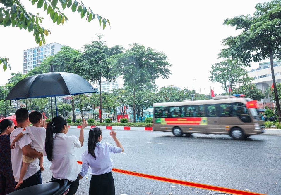 Hanoi residents welcome the parade formations as they march along Van Cao street to the gathering point for the rehearsal. (Photo: VNA)