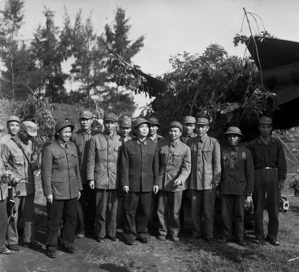 General Vo Nguyen Giap visits and speaks with troops of Missile Battalion 79, tasked with protecting the capital city (Dec. 30, 1972). (Photo: VNA)