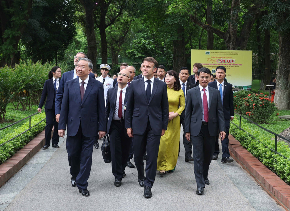 Party General Secretary To Lam and French President Emmanuel Macron visit the Ho Chi Minh Memorial Site at the Presidential Palace. (Photo: VNA)