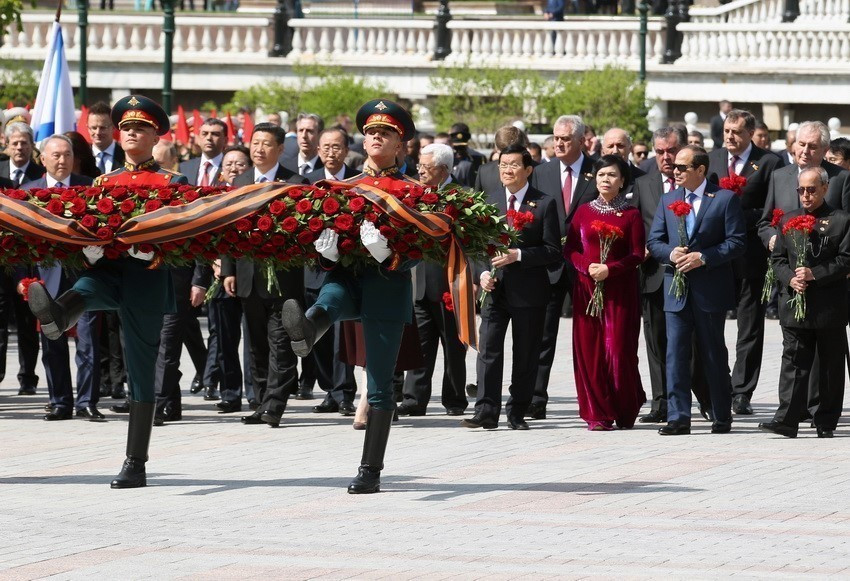 Vietnamese State President Truong Tan Sang and his spouse attend the wreath-laying ceremony at the Unknown Soldiers Monument in Red Square to mark the 70th anniversary of Victory in the Great Patriotic War (Russia, May 9, 2015). (Photo: VNA)