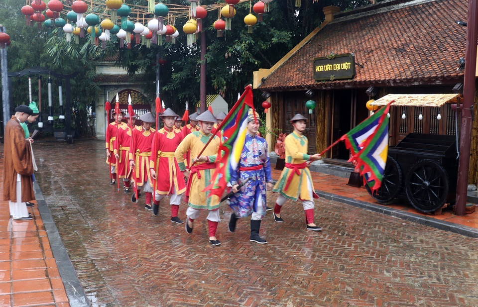 Reenacting the scene where people with high academic achievements under the feudal period return home to honor their ancestors. (Photo: VNA)