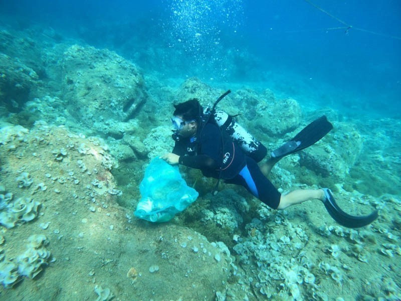 Underwater plastic waste collected off the coast of Nhon Hai island commune, Quy Nhon city, Binh Dinh province. (Photo: VNA)