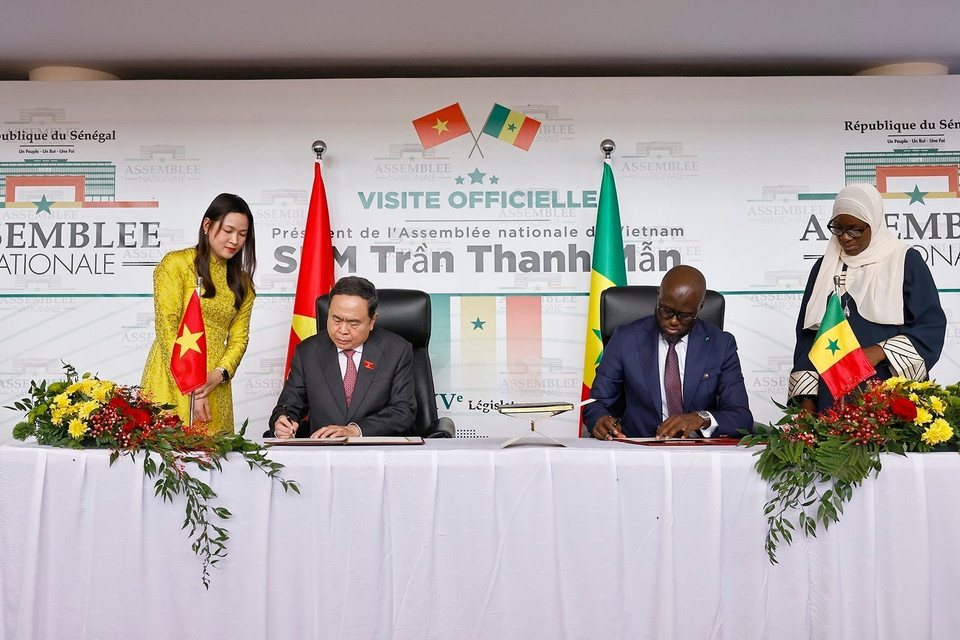 Chairman Tran Thanh Man and President Malick Ndiaye sign a cooperation agreement between the two National Assemblies. (Photo: VNA)