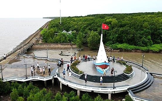 The ship-shaped monument in Mui Ca Mau Tourist Area, Dat Mui commune, Ca Mau province. (Photo: VNA)