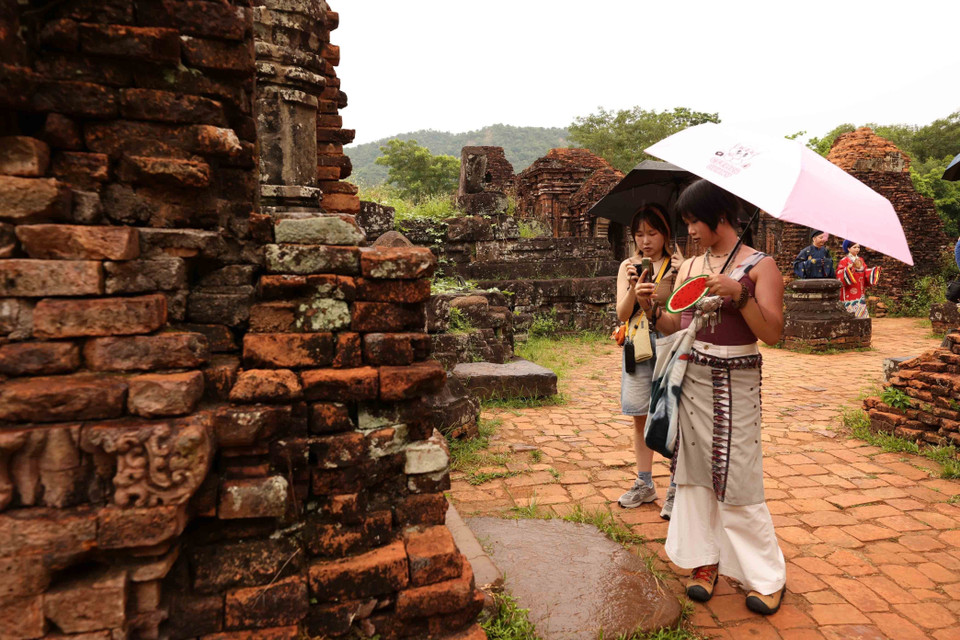 Visitors explore the cultural, historical, and architectural beauty of the UNESCO World Heritage site of My Son Sanctuary (Da Nang city). (Photo: VNA)