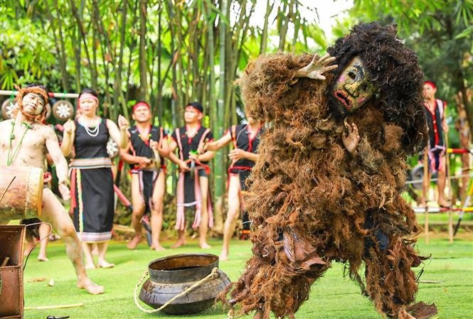 Performing rituals of the water drop worship ceremony. (Photo: VNA)