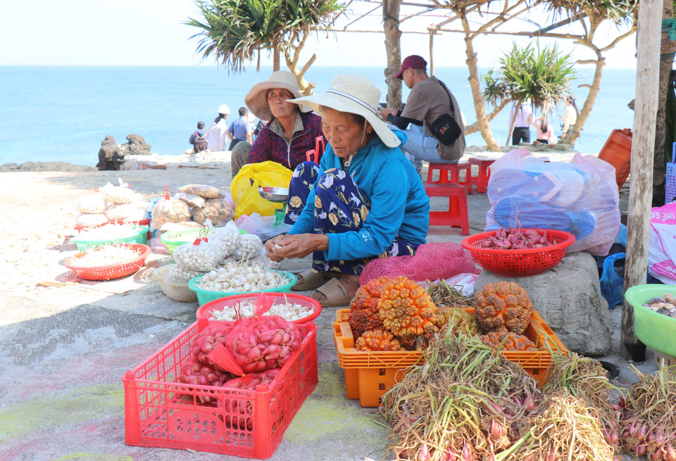 Local specialties are sold to tourists on the beach. (Photo: VNA)