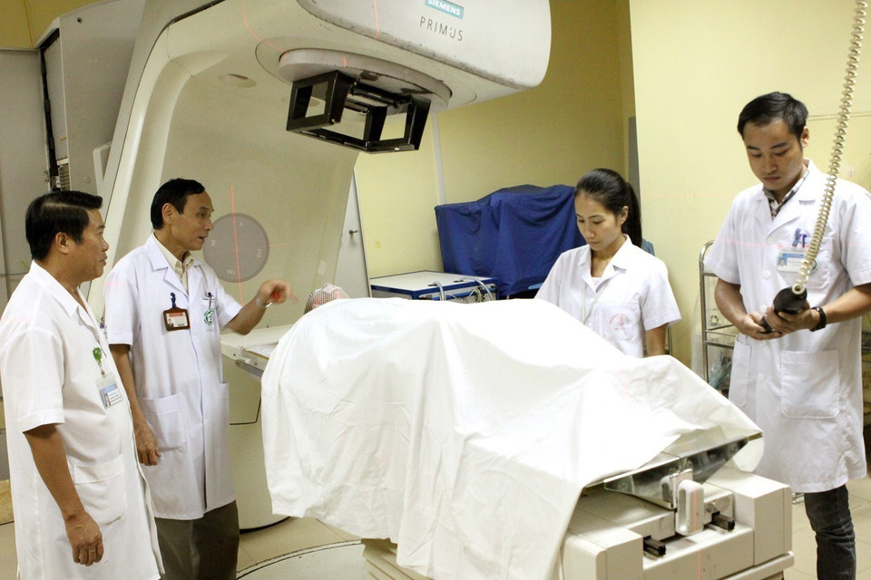 Application of radiation technology in the diagnosis and treatment of cancer, a project led by Prof. Dr. Mai Trong Khoa - Director of the Center for Nuclear Medicine and Oncology at Bach Mai Hospital, is awarded the 5th Ho Chi Minh Prize for Science and Technology in 2016. (Photo: VNA)