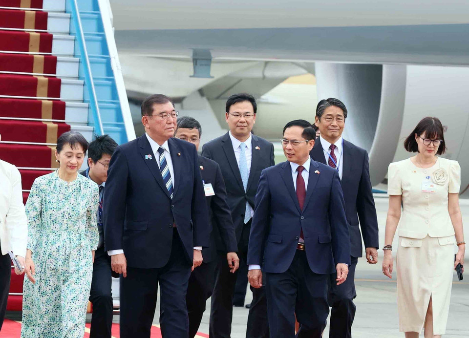 Deputy Prime Minister and Minister of Foreign Affairs Bui Thanh Son welcomes Japanese Prime Minister Ishiba Shigeru and his spouse at Noi Bai International Airport. (Photo: VNA)