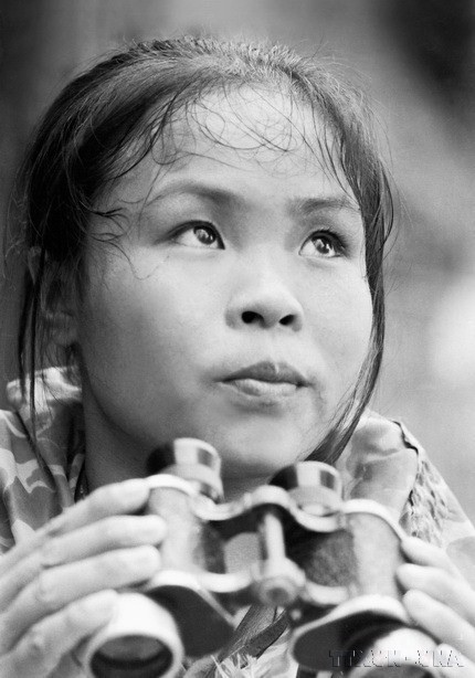 During the resistance war against the US, over 280,000 young men and women volunteered to join the frontline with the resolve to “Carve across Truong Son to save the country,” “Wherever the battlefield needs, Youth Volunteers are present,” and “Wherever the enemy is, Youth Volunteers set out.” In the photo: Hero La Thi Tam stays at the strategic frontline day and night, counting enemy bombs, defusing them alongside her comrades, repairing roads, and ensuring traffic flow to the frontlines. (Photo: VNA)