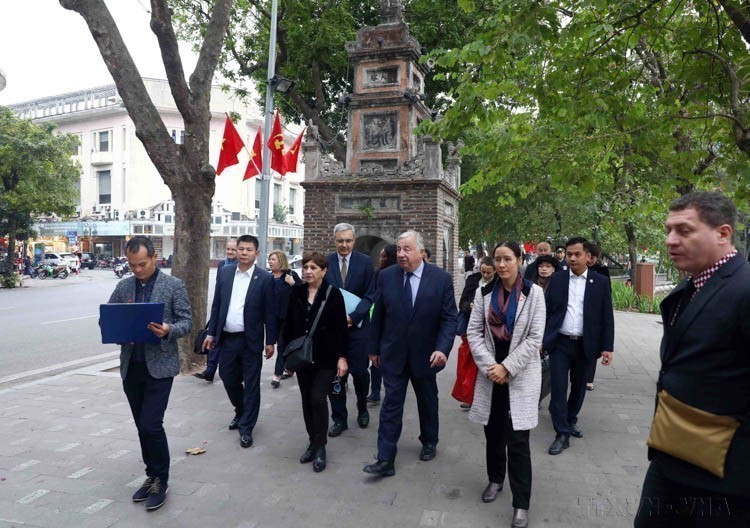 President of the French Senate Gérard Larcher visits some locations in the Old Quarter, the center of Hoan Kiem District, Hanoi, on December 9, 2022. (Photo: VNA)
