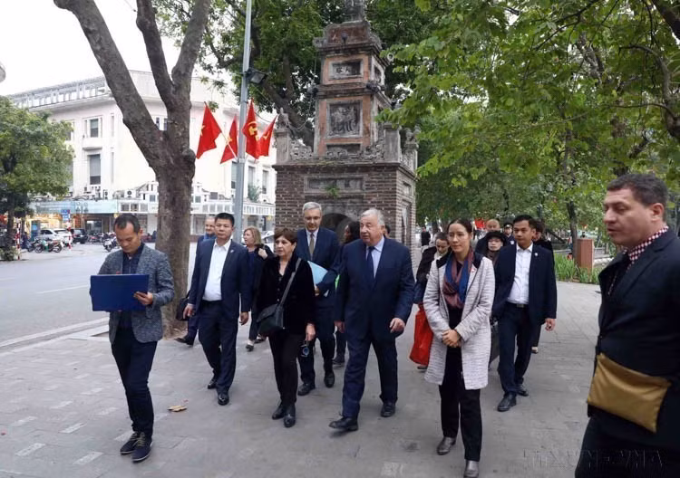 President of the French Senate Gérard Larcher visits some locations in the Old Quarter, the center of Hoan Kiem District, Hanoi, on December 9, 2022. (Photo: VNA)