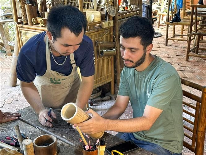 International tourists try their hand at making handicraft products in Da Nang city. (Photo: VNA)