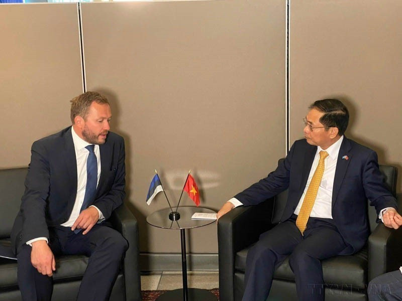 During his attendance at the High-level General Debate of the United Nations General Assembly in New York on September 21, 2023, Foreign Minister Bui Thanh Son meets with Estonian Foreign Minister Margus Tsahkna. (Photo: VNA)