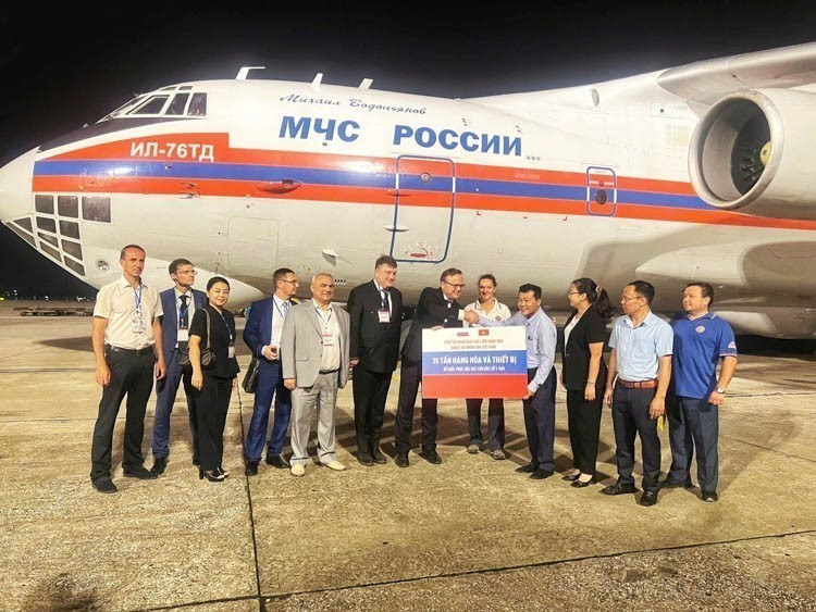 A special flight of the Russian Ministry of Emergency Situations, which carries 35 tons of humanitarian aid to support the Vietnamese people in overcoming the consequences of Typhoon No. 3 (Yagi), arrives at Noi Bai International Airport in Hanoi on the evening of September 20, 2024. (Photo: VNA)
