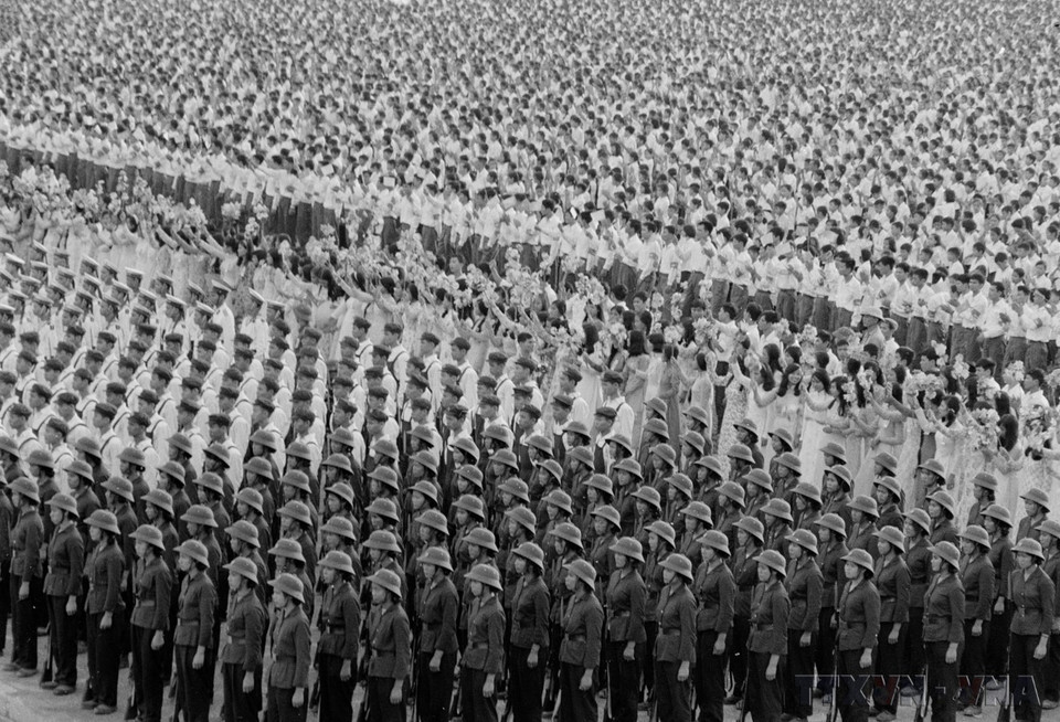 The rally, parade and march-past celebrating the 30th anniversary of the Democratic Republic of Vietnam on September 2, 1975 bring together more than 400,000 citizens and soldiers, along with over 600 international delegates. (Photo: VNA)