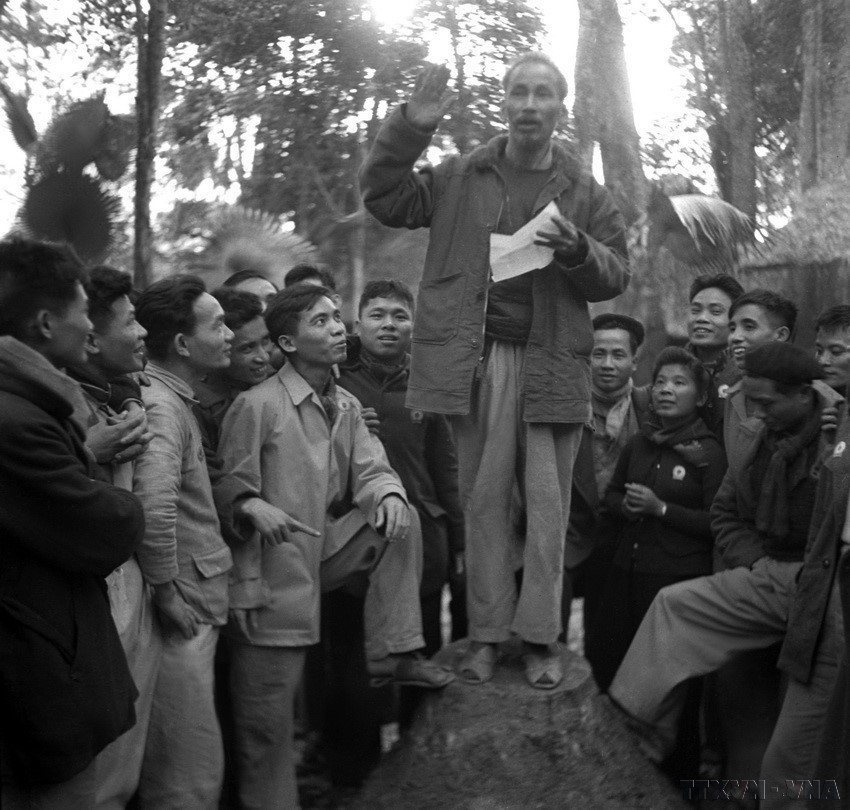 5. President Ho Chi Minh talks with delegates at the Party conference, which aims to make the Party’s operation public (March 3, 1951). (Photo: VNA)