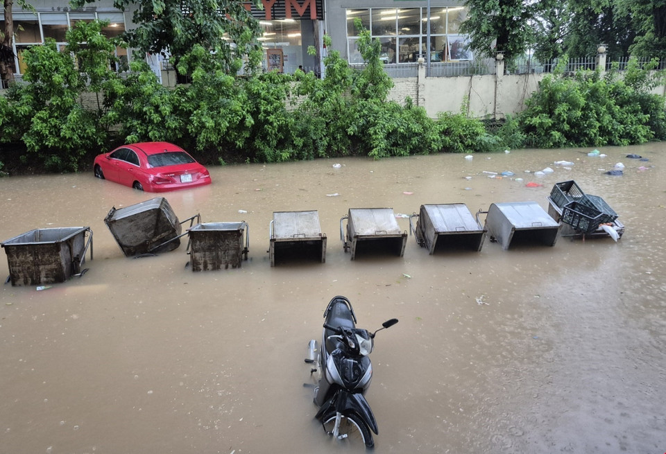 Many vehicles submerged at Ecohome 3 apartment complex, Dong Ngac ward, Hanoi. (Photo: VNA)
