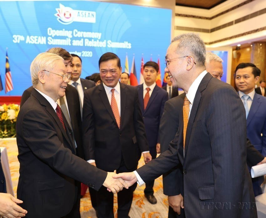 Since embarking on “Doi moi”, Vietnam has consistently pursued the policy of being a friend to all nations and fulfilling its international responsibilities. In photo: Party General Secretary and State President Nguyen Phu Trong with delegates at the opening of the 37th ASEAN Summit and related meetings, held virtually in Hanoi, Nov. 12, 2020. (Photo: VNA)
