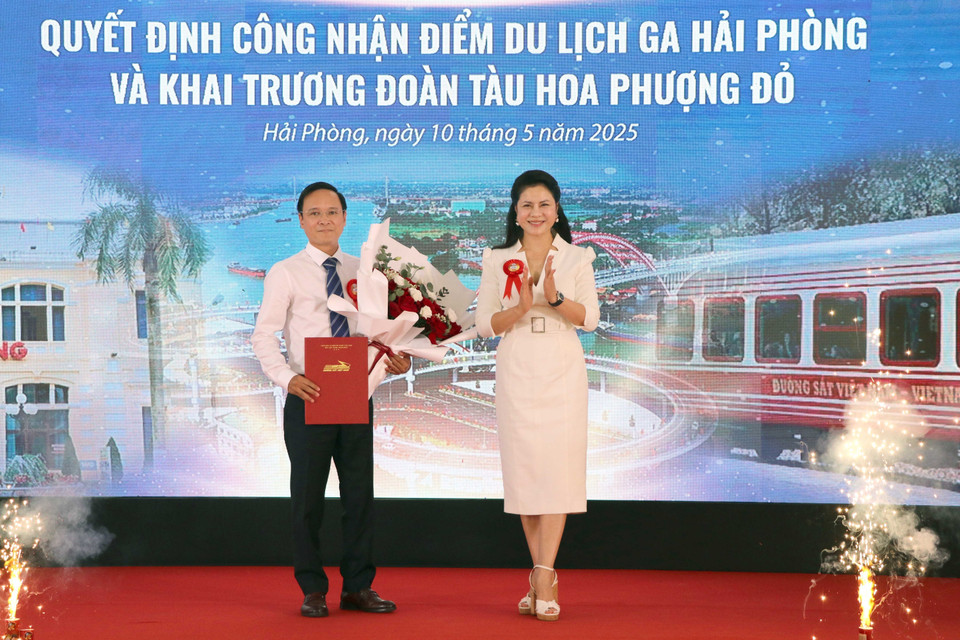 Director of Hai Phong’s Department of Culture, Sports and Tourism Tran Thi Hoang Mai hands over the decision recognizing Hai Phong Station as a tourist destination. (Photo: VNA)