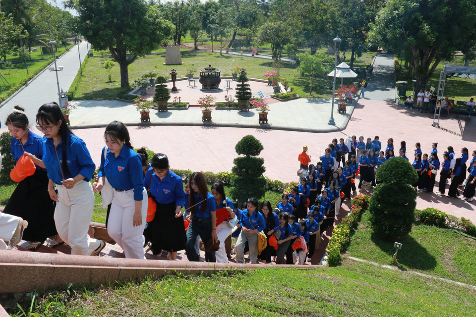 Young union members offer incense at the Quang Tri Ancient Citadel. (Photo: VNA)