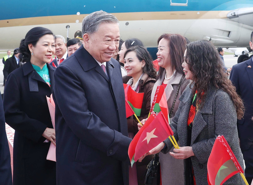 Representatives of the Vietnamese community in Belarus welcome General Secretary To Lam and his wife at Minsk International Airport. (Photo: VNA)
