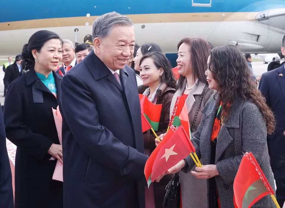 Representatives of the Vietnamese community in Belarus welcome General Secretary To Lam and his wife at Minsk International Airport. (Photo: VNA)