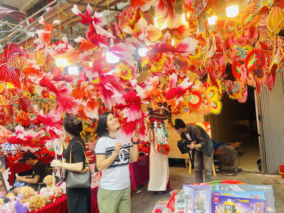 Hang Ma Street (Hoan Kiem ward, Hanoi) becomes a favourite spot for check-ins ahead of the Mid-Autumn Festival. (Photo: VNA)