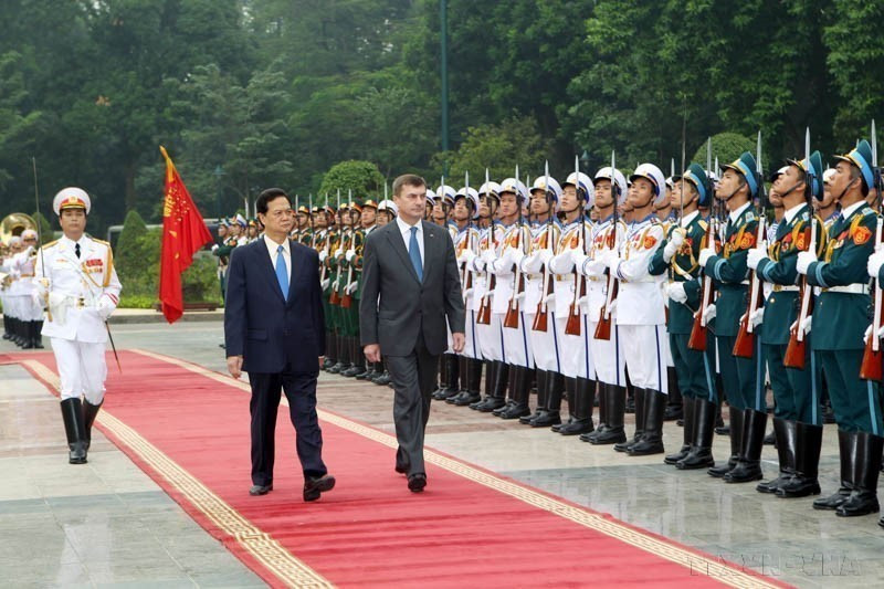 Prime Minister Nguyen Tan Dung hosts the welcoming ceremony for Estonian Prime Minister Andrus Ansip during the latter’s official visit to Vietnam on November 6-8, 2011. (Photo: VNA)