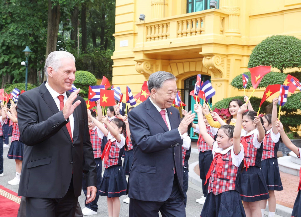 The two leaders with Hanoi children at the welcome ceremony. (Photo: VNA)
