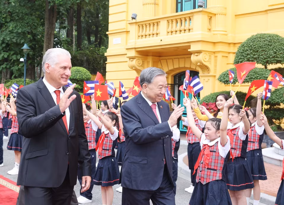 The two leaders with Hanoi children at the welcome ceremony. (Photo: VNA)
