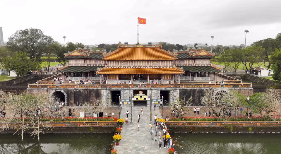 Visitors at the Hue Imperial City. (Photo: VNA)