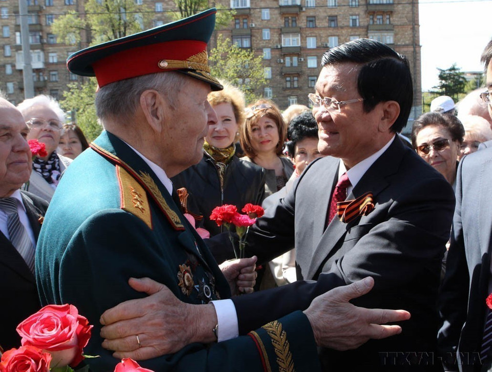 During his trip to Russia to attend the 70th anniversary of the Victory in the Great Patriotic War, on the morning of May 8, 2015, President Truong Tan Sang meets with Russian veterans during a wreath-laying ceremony at the Ho Chi Minh Monument in Moscow. (Photo: VNA)