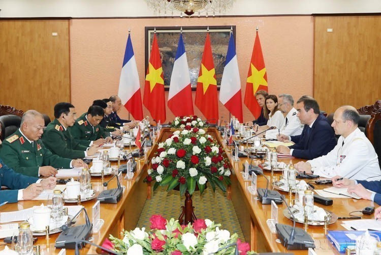 General Phan Van Giang, Minister of National Defense, holds talks with Minister of the French Armed Forces Sébastien Lecornu during the latter’s official visit to Vietnam on May 5, 2024. (Photo: VNA)