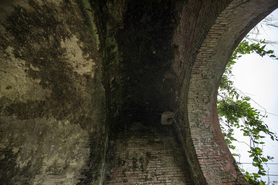 The western gate remains fairly intact, with a multi-layered vaulted structure built from Bat bricks. (Photo: VNA)