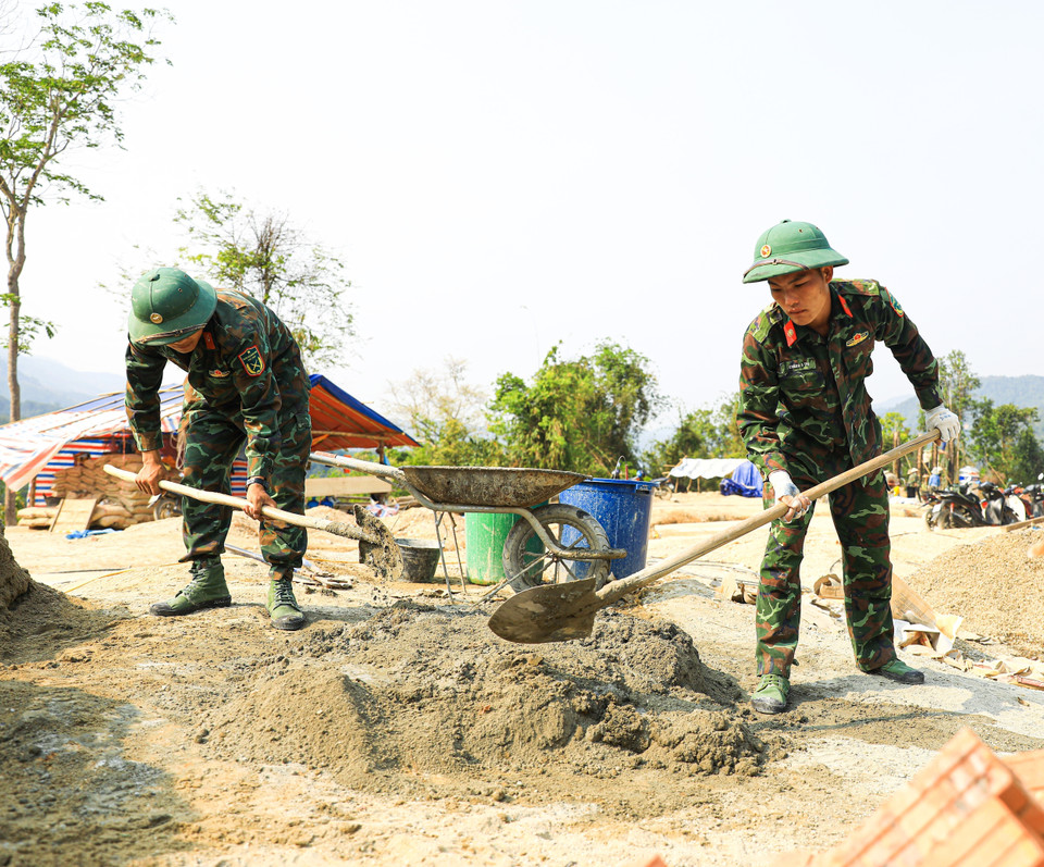 Officers and soldiers of Regiment 741 under Dien Bien Provincial Military Command help people build houses in Muong Pon 2 village. (Photo: VNA)