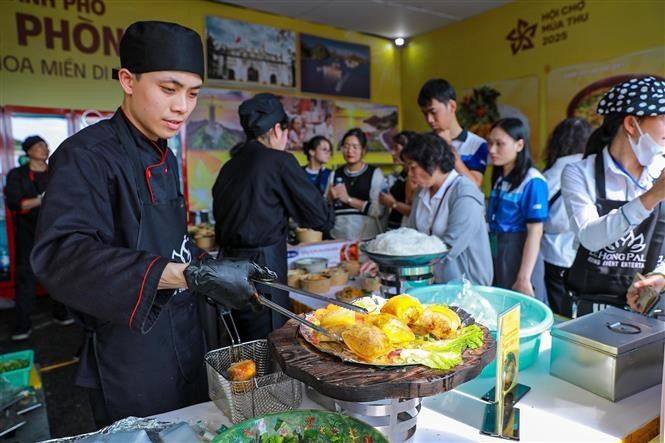 Booths introduce local specialties and culinary highlights from provinces and cities nationwide. (Photo: VNA)